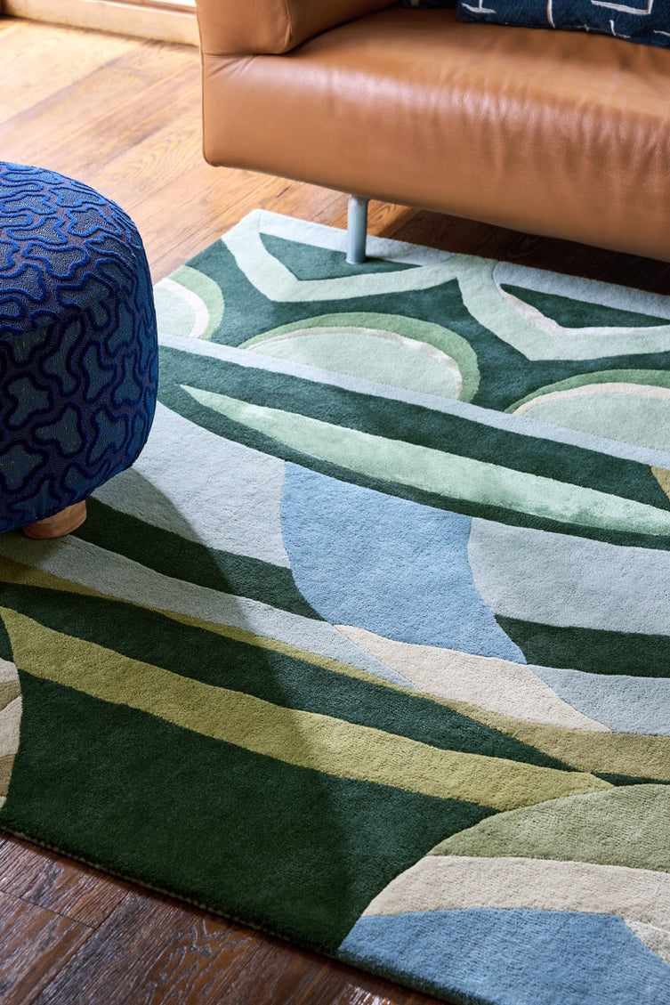 Tapis Harlequin Atelier Lagoon vert bouteille, vert d'eau et bleu ciel, dans un intérieur, deuxième vue