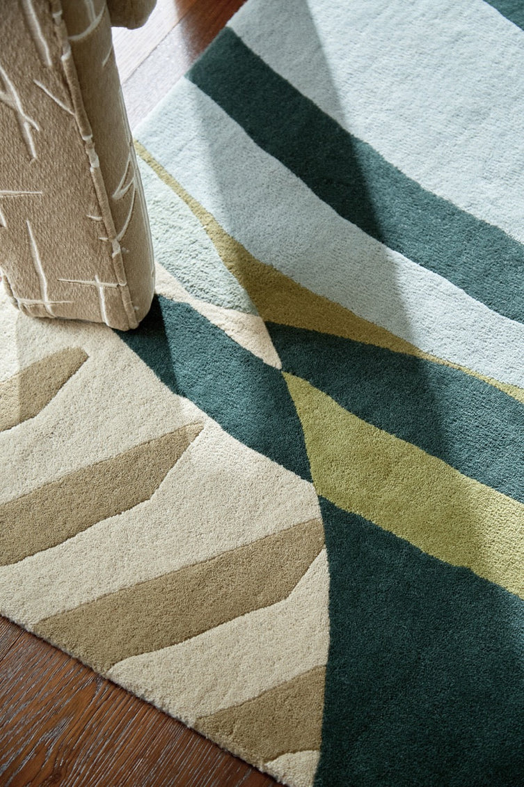 Tapis Harlequin Atelier Lagoon vert bouteille, vert d'eau et bleu ciel, dans un intérieur, troisième vue