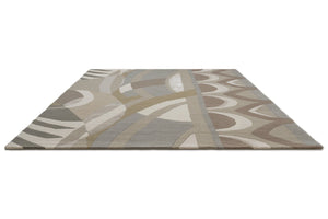 Tapis Harlequin Atelier Pebble pierre, taupe et gris tourterelle, vue en perspective