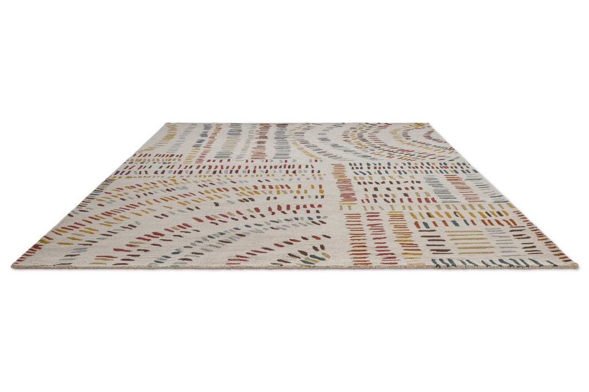 Tapis Harlequin Frescoes Amber ivoire aux traits ambre, rouille et bleu canard, vue en perspective