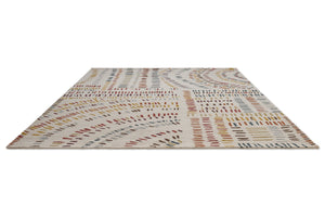 Tapis Harlequin Frescoes Amber ivoire aux traits ambre, rouille et bleu canard, vue en perspective
