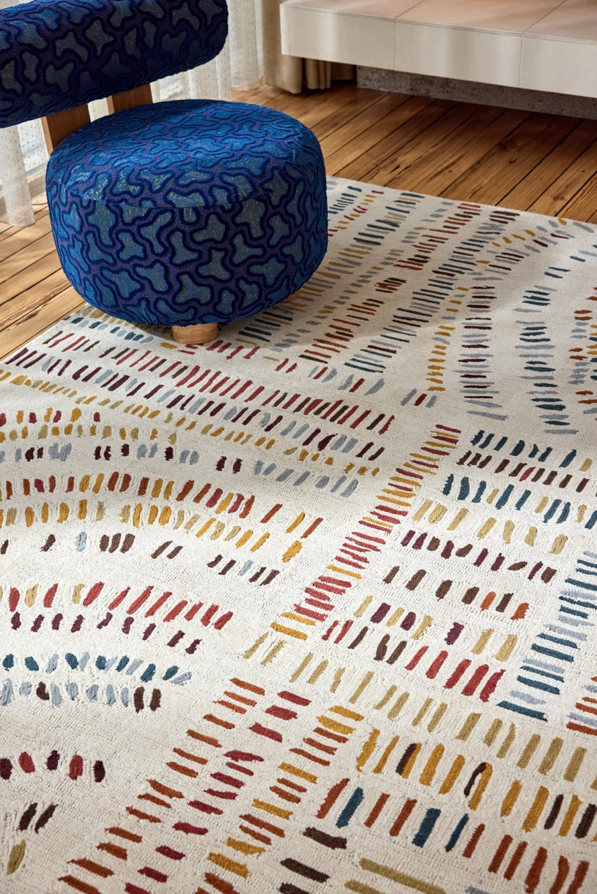 Tapis Harlequin Frescoes Amber ivoire aux traits ambre, rouille et bleu canard, dans un intérieur, deuxième vue
