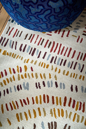 Tapis Harlequin Frescoes Amber ivoire aux traits ambre, rouille et bleu canard, dans un intérieur, troisième vue