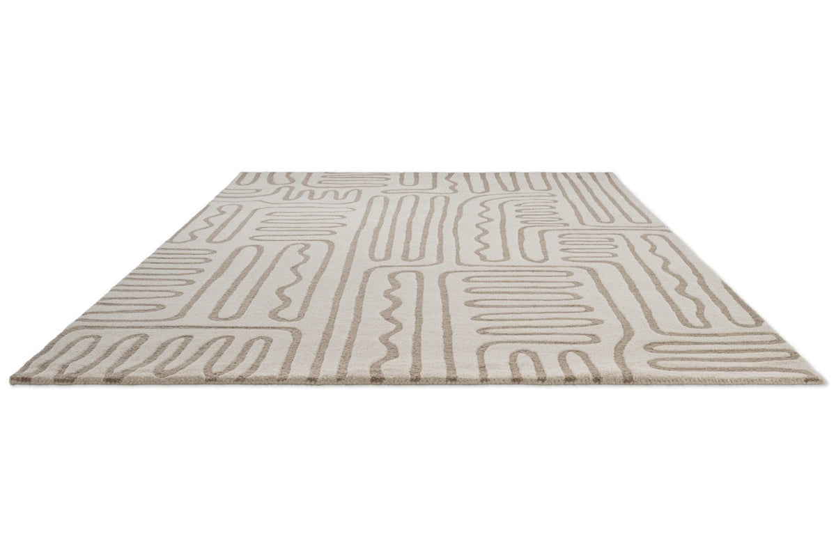 Tapis Harlequin Hollow Pebble ivoire aux lignes grège, vue en perspective
