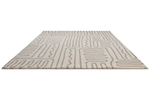 Tapis Harlequin Hollow Pebble ivoire aux lignes grège, vue en perspective