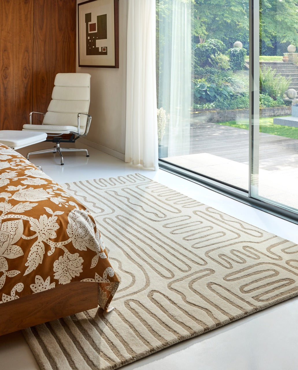 Tapis Harlequin Hollow Pebble ivoire aux lignes grège, dans un intérieur