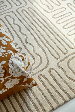 Tapis Harlequin Hollow Pebble ivoire aux lignes grège, dans un intérieur, deuxième vue
