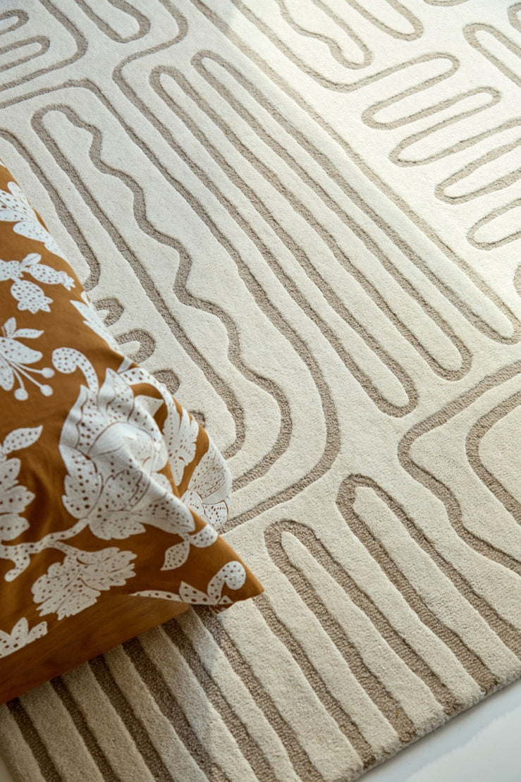 Tapis Harlequin Hollow Pebble ivoire aux lignes grège, dans un intérieur, deuxième vue