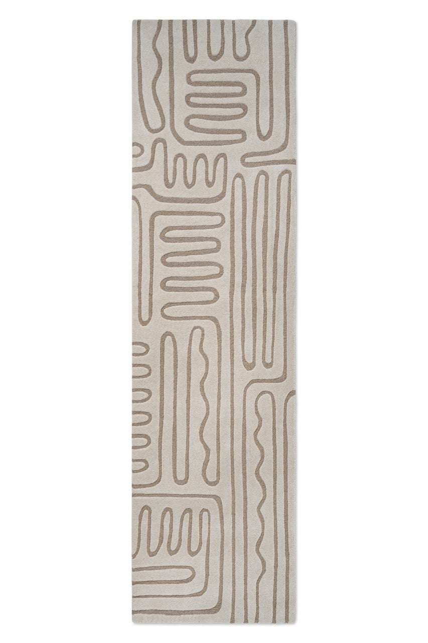 Tapis de couloir Harlequin Hollow Pebble ivoire aux lignes grège, vue de dessus