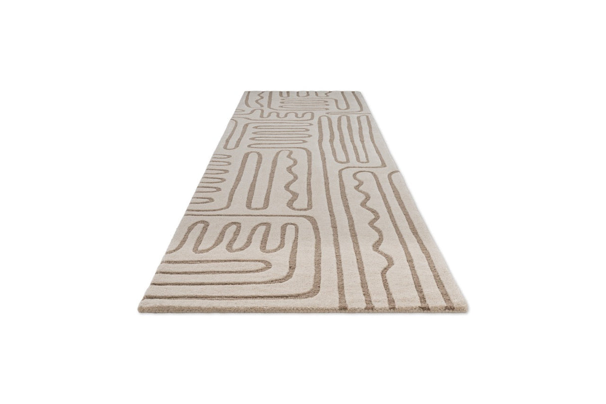 Tapis de couloir Harlequin Hollow Pebble ivoire aux lignes grège, vue en perspective