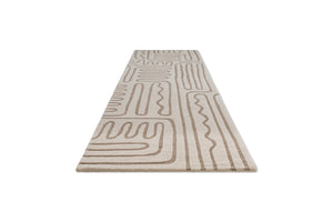 Tapis de couloir Harlequin Hollow Pebble ivoire aux lignes grège, vue en perspective