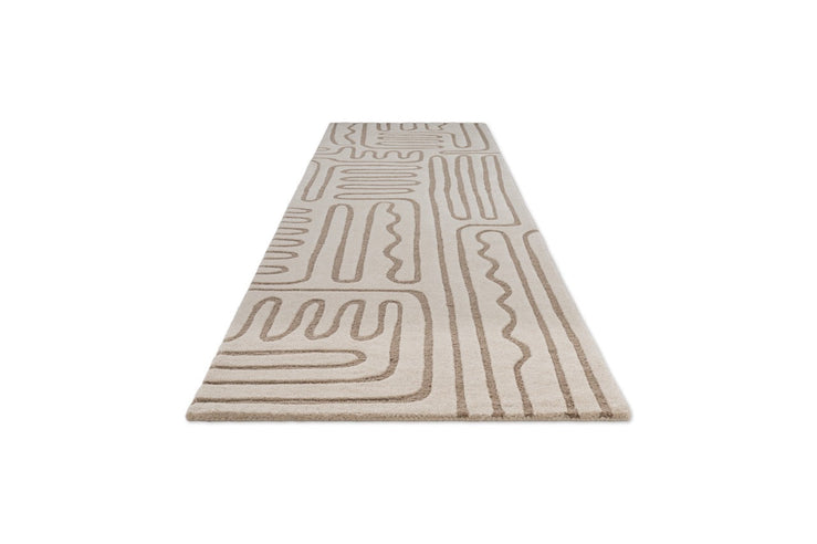 Tapis de couloir Harlequin Hollow Pebble ivoire aux lignes grège, vue en perspective