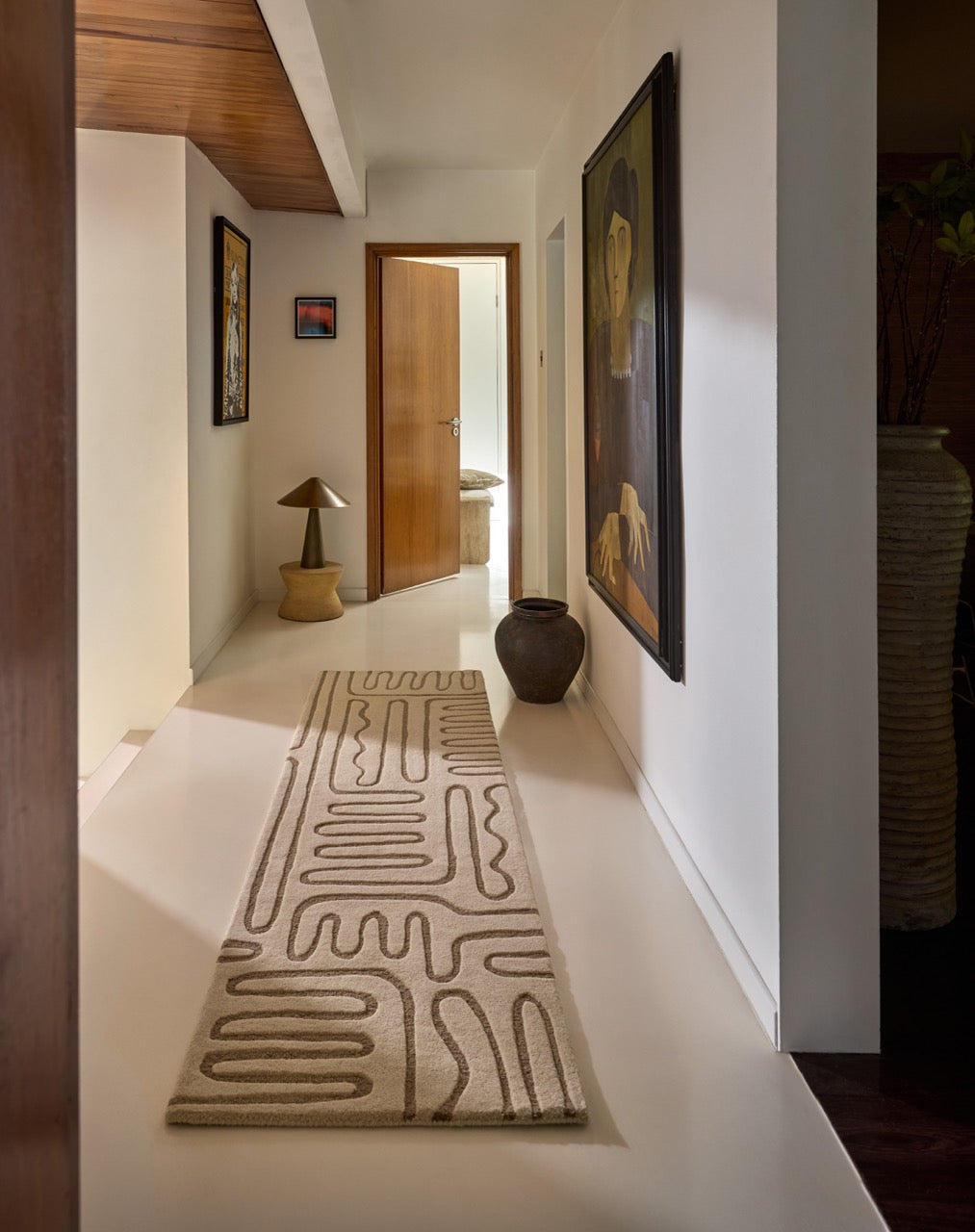 Tapis de couloir Harlequin Hollow Pebble ivoire aux lignes grège, dans un intérieur