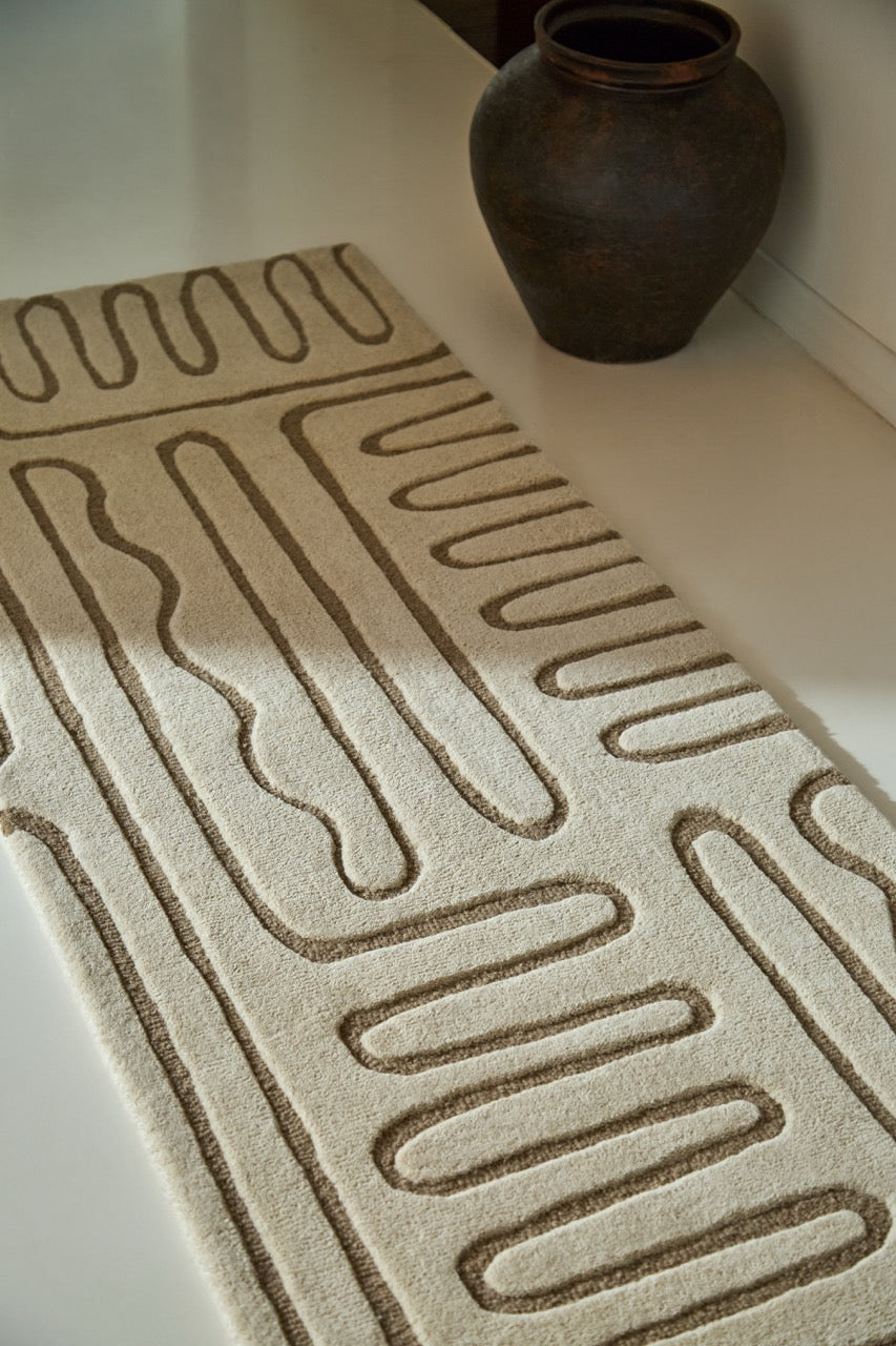 Tapis de couloir Harlequin Hollow Pebble ivoire aux lignes grège, dans un intérieur, deuxième vue