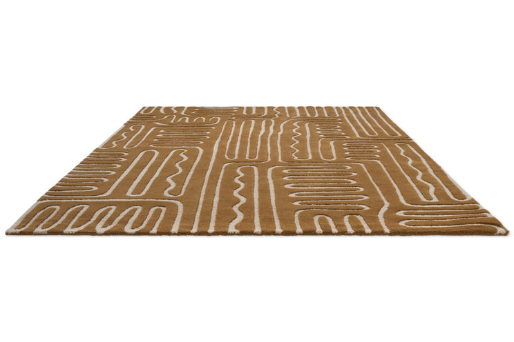 Tapis Harlequin Hollow Tan caramel aux lignes ivoire, vue en perspective