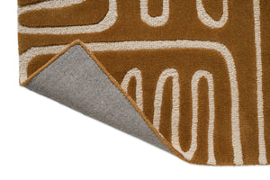 Tapis Harlequin Hollow Tan, détail de l'angle replié et du dos