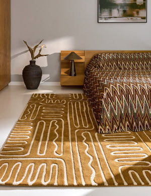 Tapis Harlequin Hollow Tan caramel aux lignes ivoire, dans un intérieur