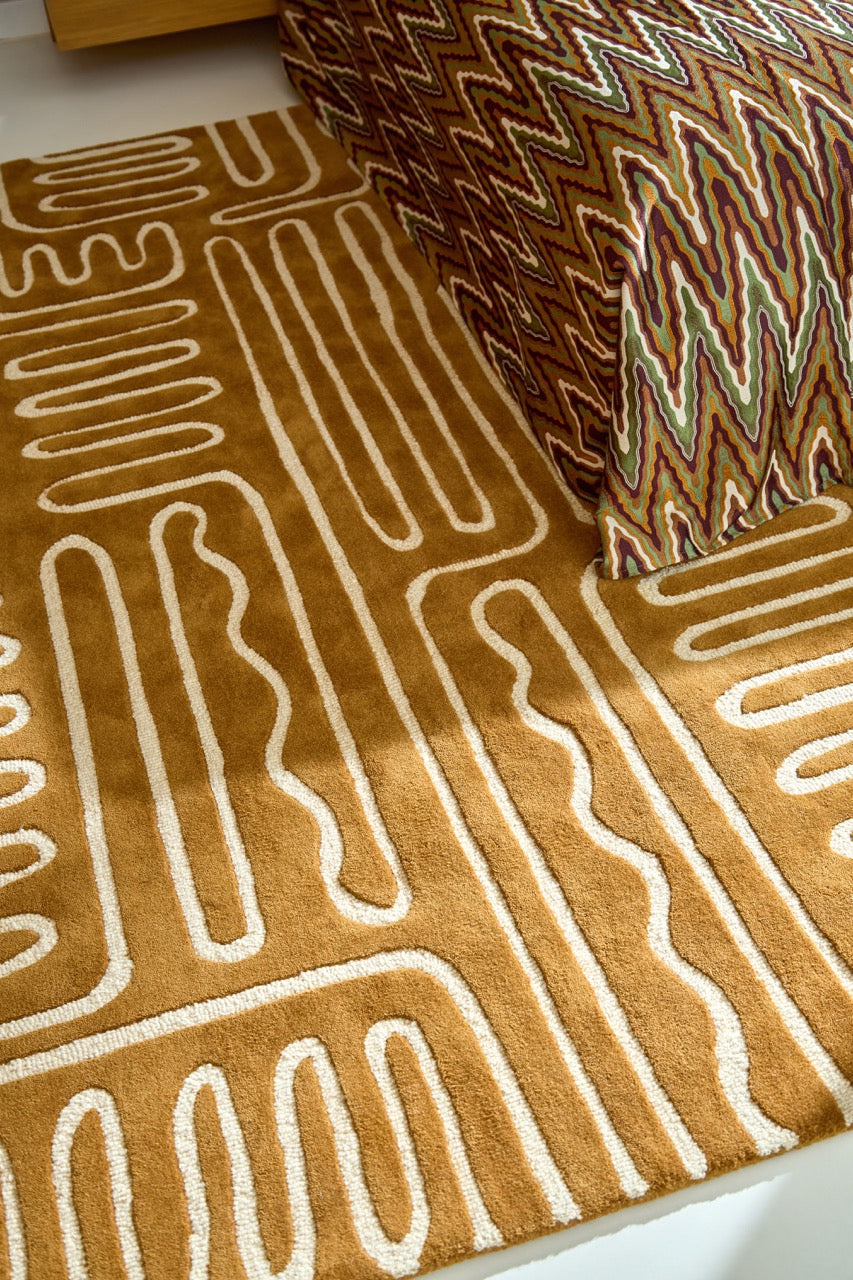 Tapis Harlequin Hollow Tan caramel aux lignes ivoire, dans un intérieur, deuxième vue