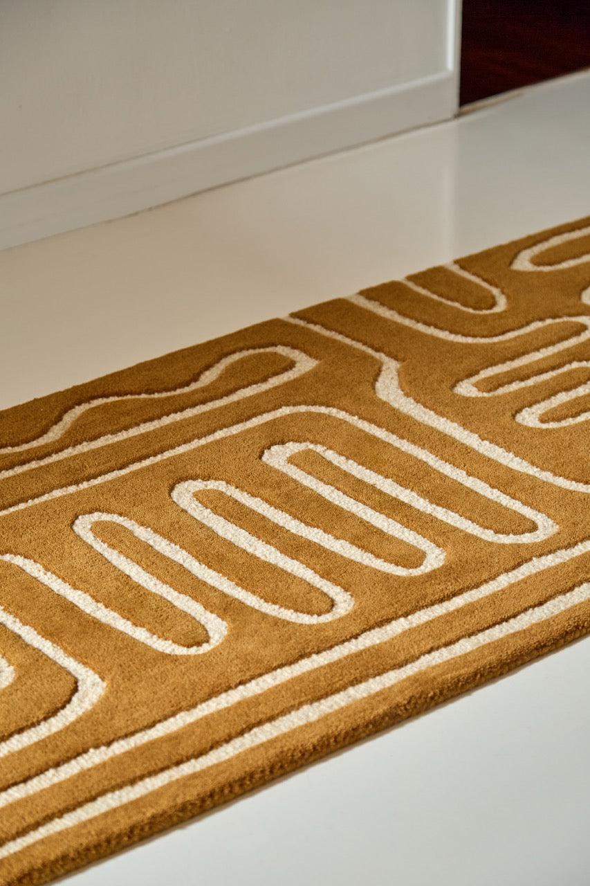 Tapis de couloir Harlequin Hollow Tan caramel aux lignes ivoire, dans un intérieur, deuxième vue