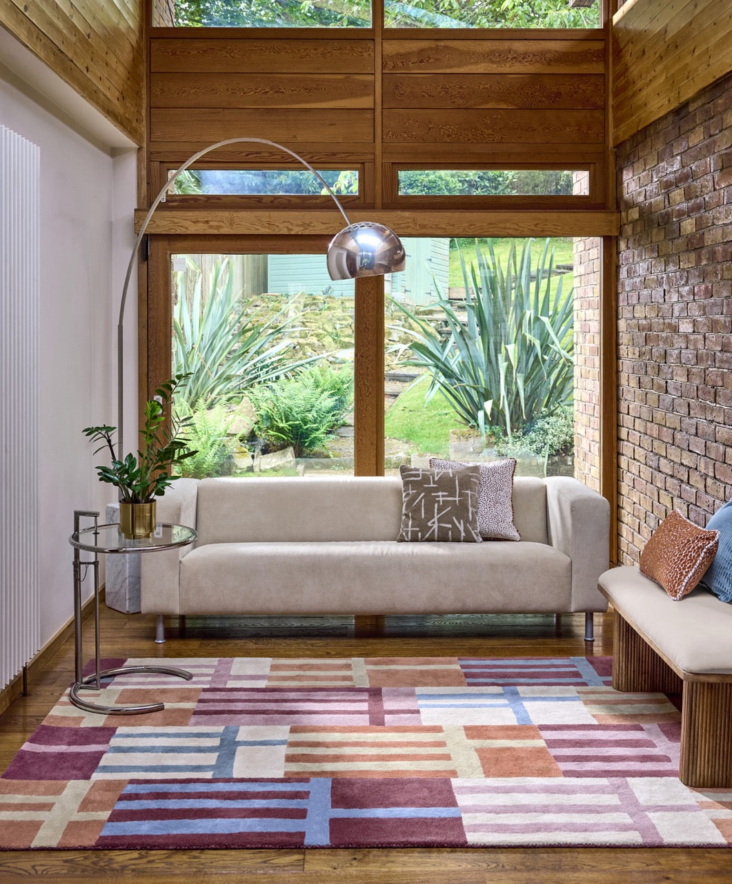 Tapis Harlequin Monolith Cinnabar Amber orange brûlé, lie de vin et bleu denim, dans un intérieur