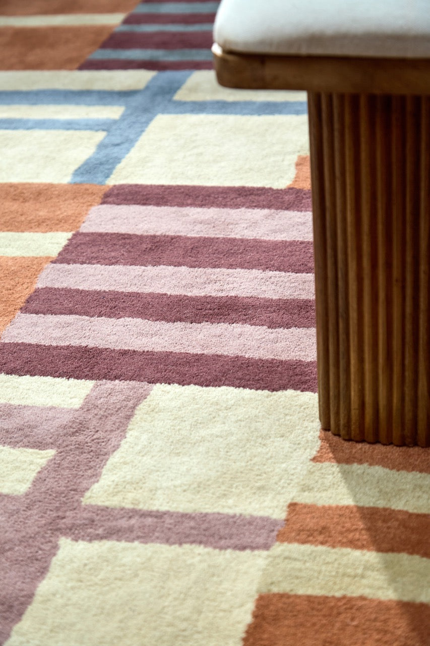 Tapis Harlequin Monolith Cinnabar Amber orange brûlé, lie de vin et bleu denim, dans un intérieur, troisième vue