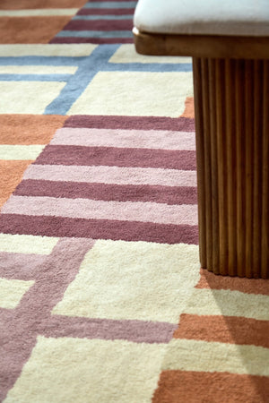 Tapis Harlequin Monolith Cinnabar Amber orange brûlé, lie de vin et bleu denim, dans un intérieur, troisième vue