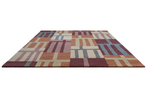Tapis Harlequin Monolith Cinnabar Amber orange brûlé, lie de vin et bleu denim, vue en perspective