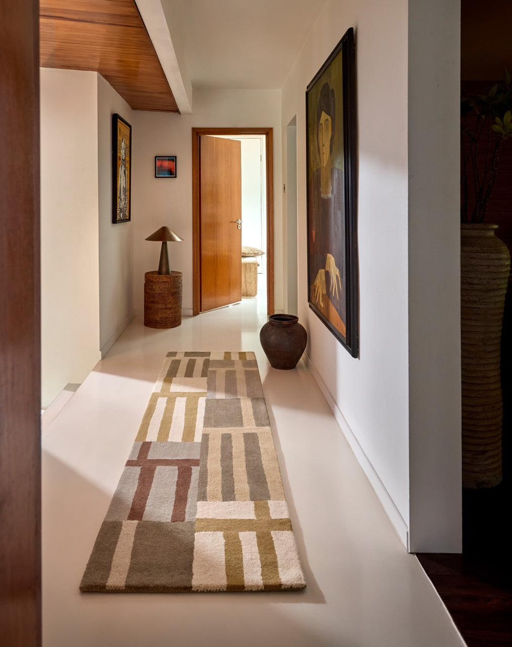 Tapis de couloir Harlequin Monolith Sandstone gris sauge, sable et ivoire, dans un intérieur