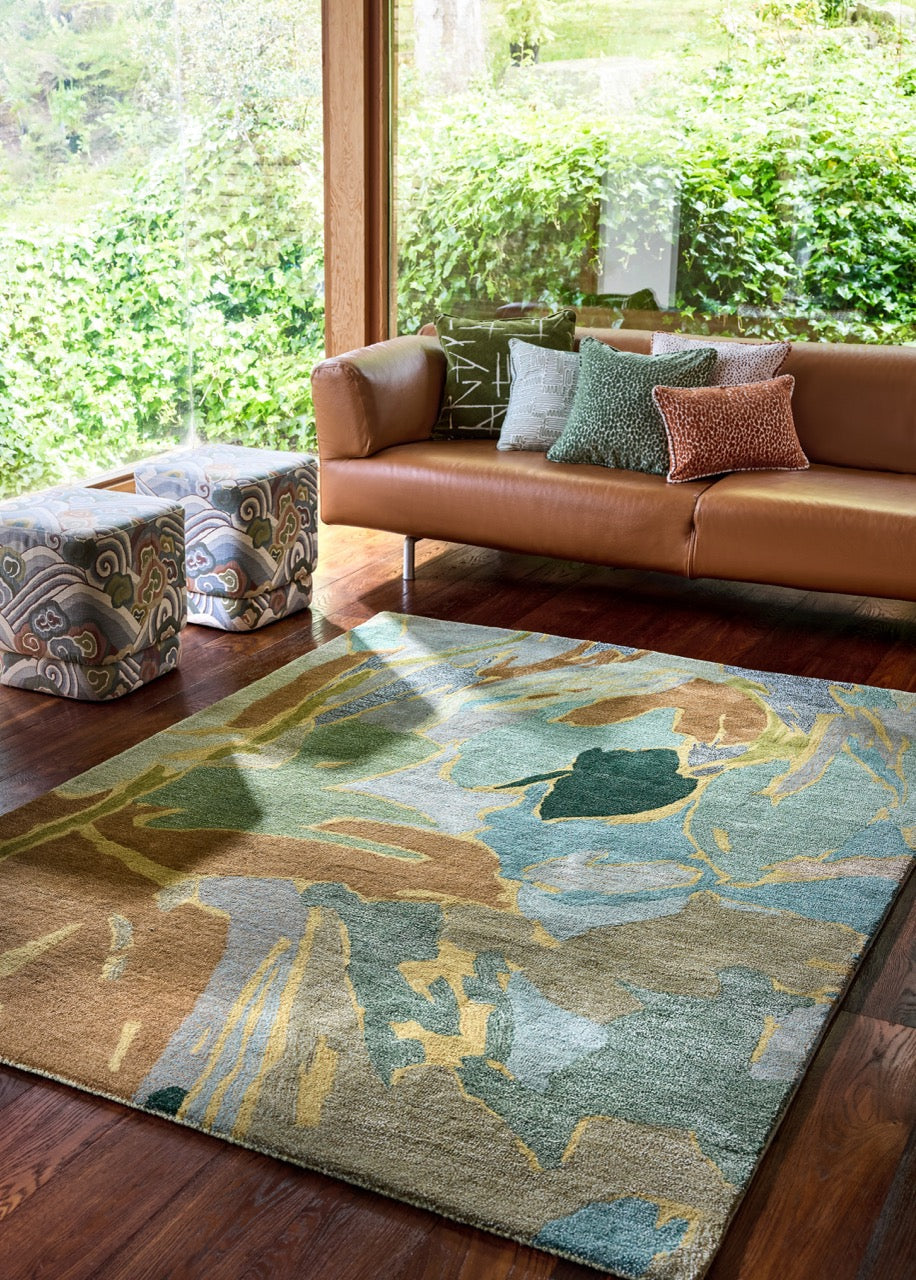 Tapis Harlequin Saltillo Forest sauge, vert d'eau et cannelle, dans un intérieur
