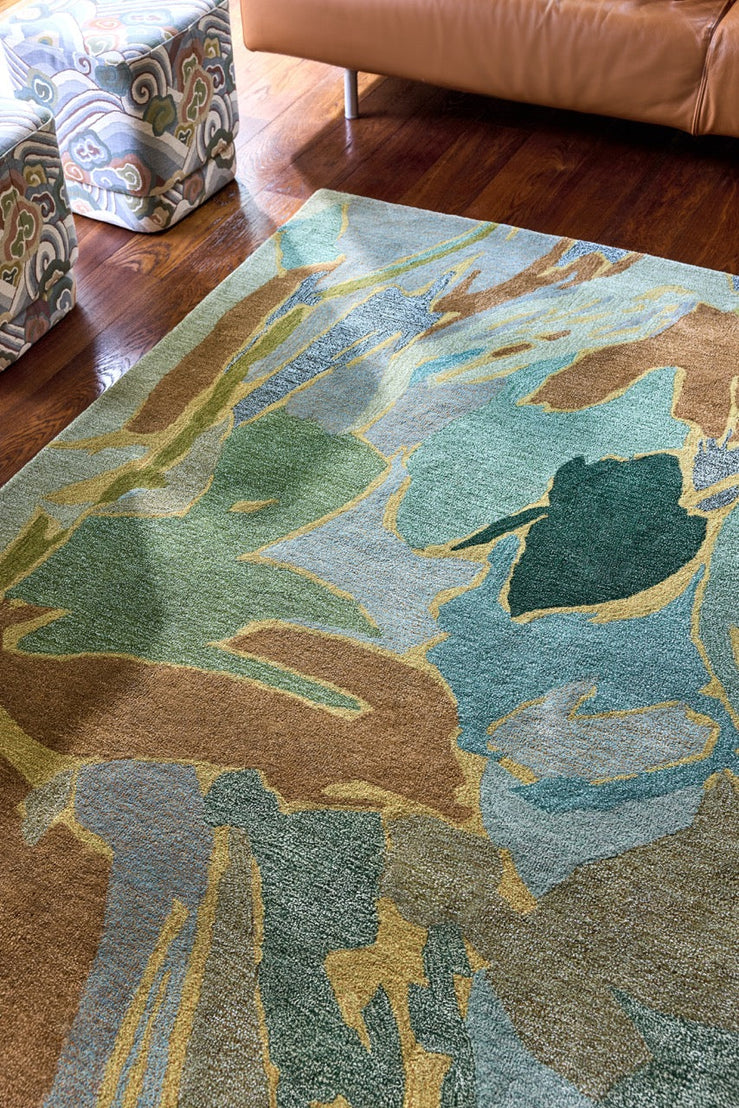 Tapis Harlequin Saltillo Forest sauge, vert d'eau et cannelle, dans un intérieur, deuxième vue