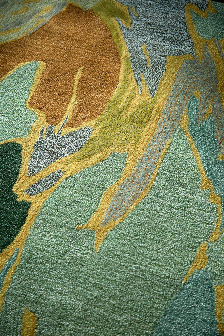 Tapis Harlequin Saltillo Forest sauge, vert d'eau et cannelle, dans un intérieur, troisième vue