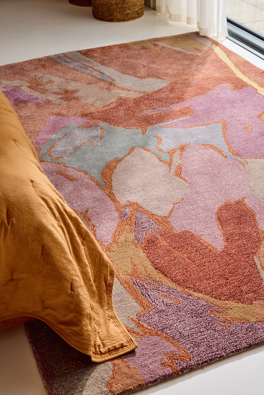 Tapis Harlequin Saltillo Rosewood terracotta, rouille et lilas, dans un intérieur, deuxième vue