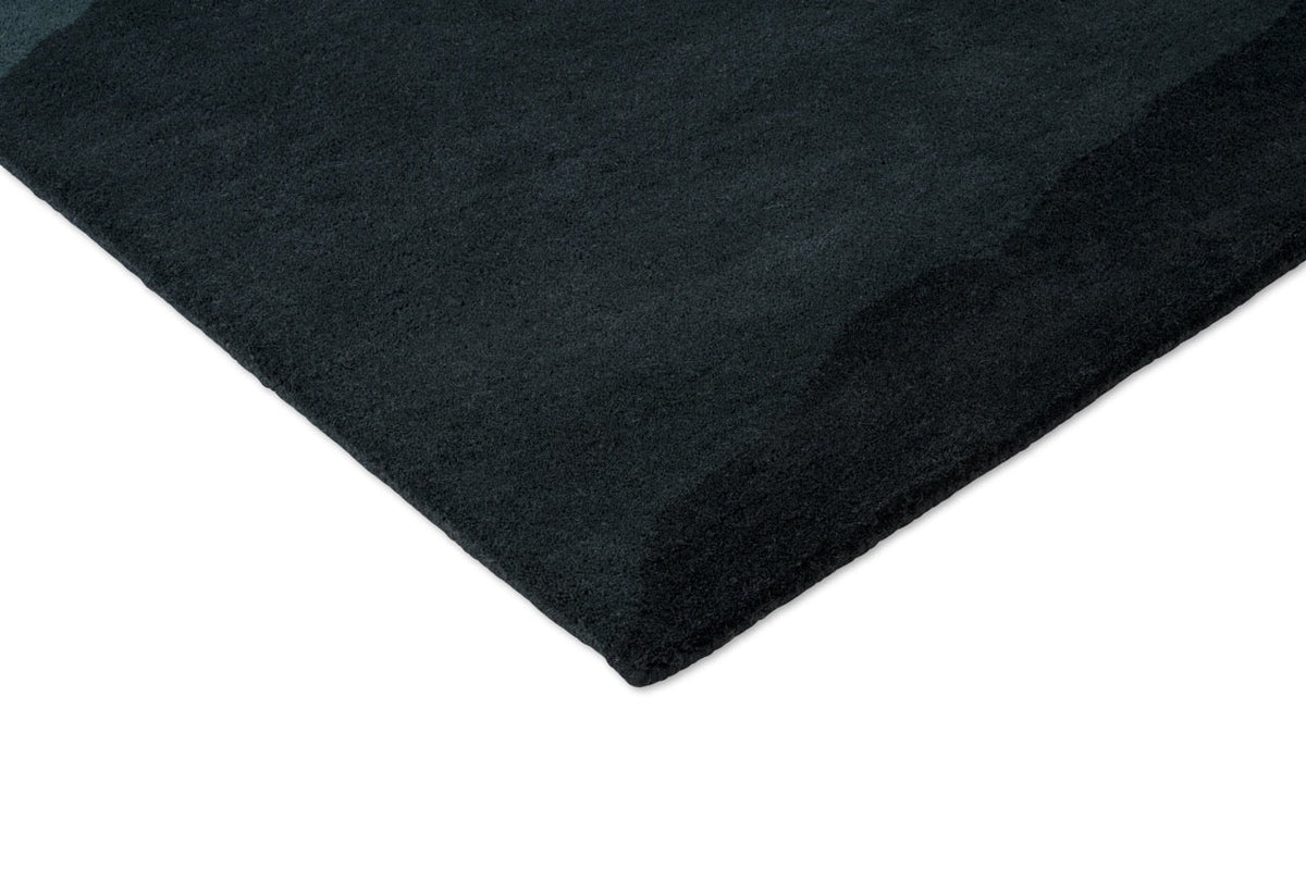 Tapis Harlequin Sedimentary Midnight, détail de l'angle et du poil