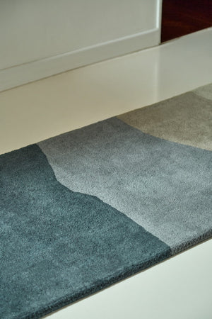 Tapis de couloir Harlequin Sedimentary Midnight bleu pétrole et bleu nuit, dans un intérieur, deuxième vue