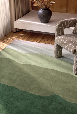 Tapis Harlequin Sedimentary Pine vert sapin et sauge, dans un intérieur, deuxième vue