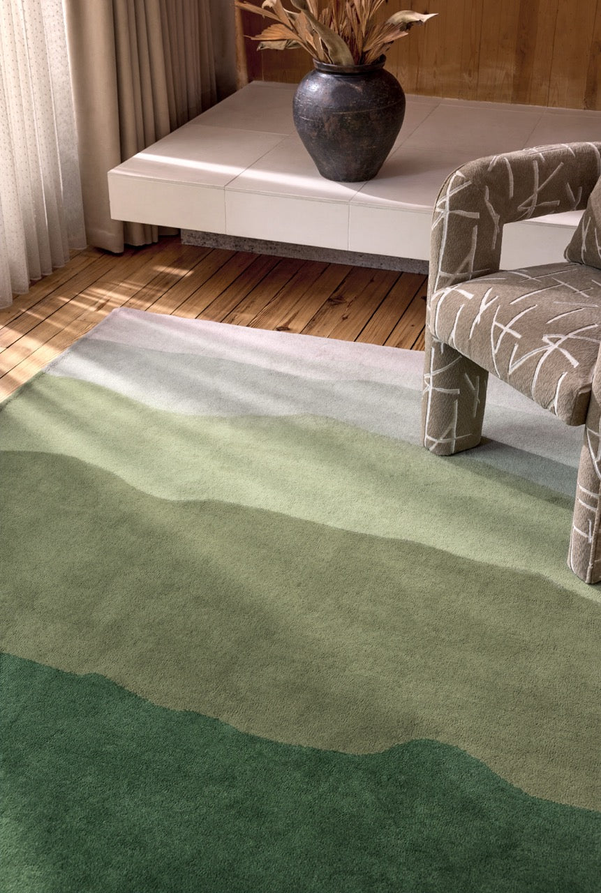 Tapis Harlequin Sedimentary Pine vert sapin et sauge, dans un intérieur, deuxième vue