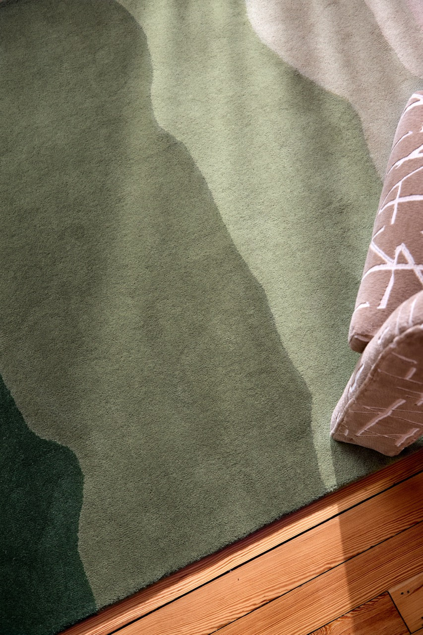 Tapis Harlequin Sedimentary Pine vert sapin et sauge, dans un intérieur, troisième vue