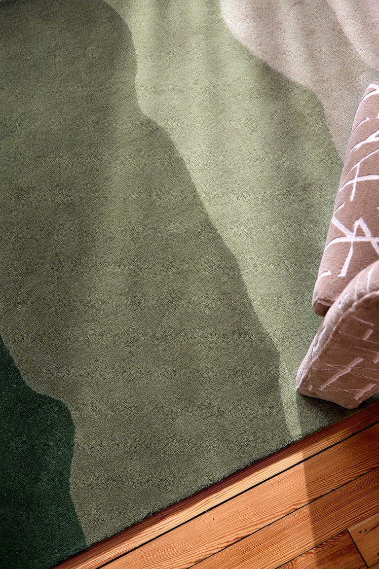 Tapis Harlequin Sedimentary Pine vert sapin et sauge, dans un intérieur, troisième vue
