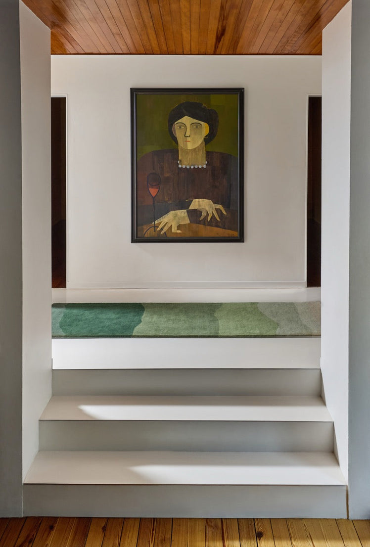 Tapis de couloir Harlequin Sedimentary Pine vert sapin et sauge, dans un intérieur
