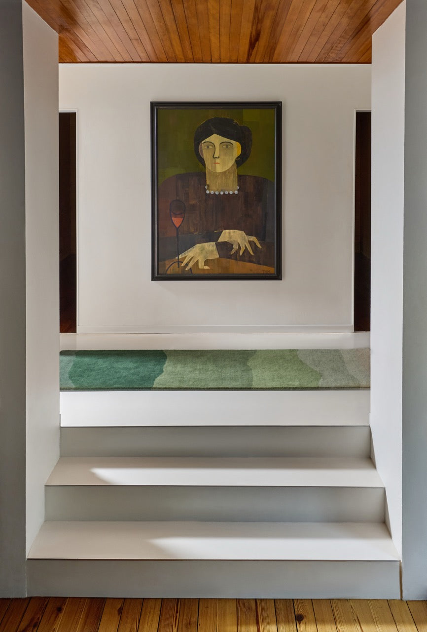 Tapis de couloir Harlequin Sedimentary Pine vert sapin et sauge, dans un intérieur