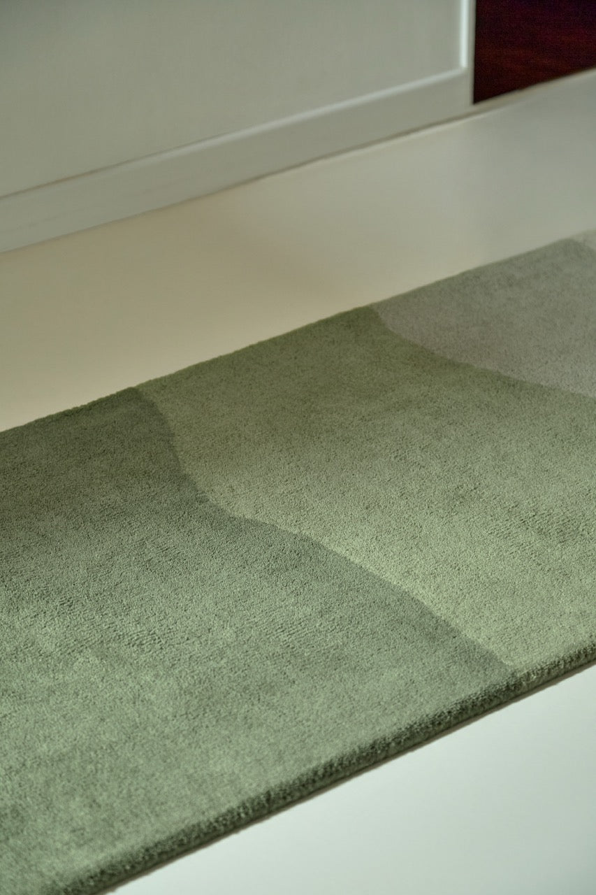 Tapis de couloir Harlequin Sedimentary Pine vert sapin et sauge, dans un intérieur, deuxième vue