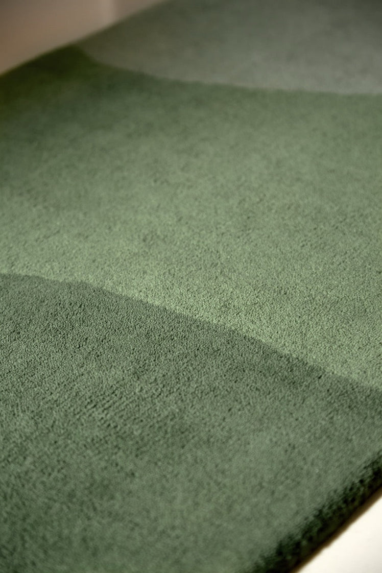 Tapis de couloir Harlequin Sedimentary Pine vert sapin et sauge, dans un intérieur, troisième vue