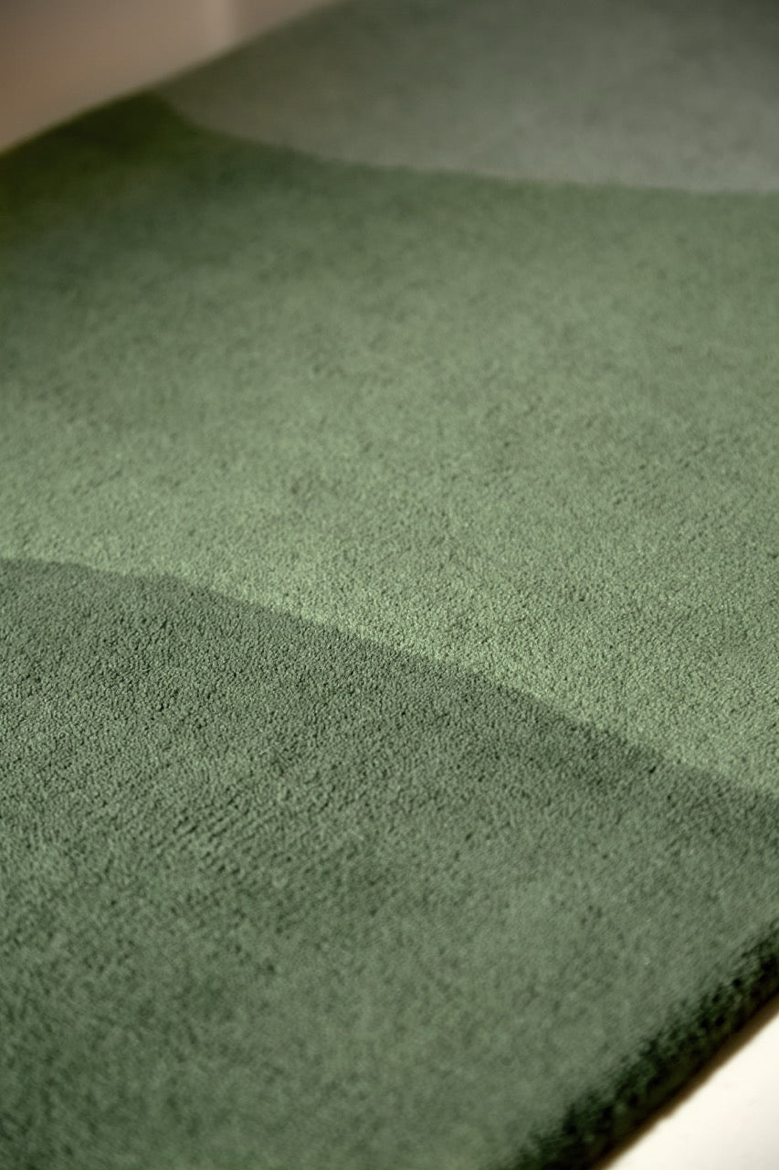 Tapis de couloir Harlequin Sedimentary Pine vert sapin et sauge, dans un intérieur, troisième vue