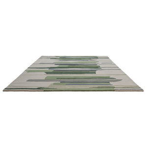 Tapis Harlequin Zeal Forest ivoire aux coups de pinceau verts, vue en perspective