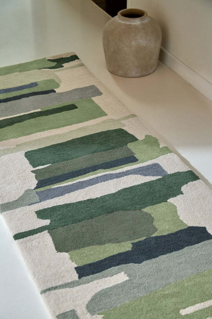 Tapis de couloir Harlequin Zeal Forest ivoire aux coups de pinceau verts, dans un intérieur, deuxième vue
