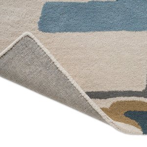 Tapis Harlequin Zeal Indigo, détail de l'angle replié et du dos
