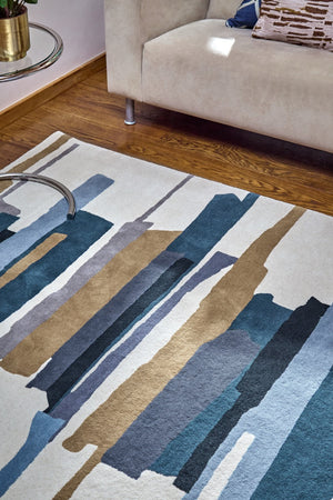 Tapis Harlequin Zeal Indigo ivoire aux coups de pinceau bleus et ocre, dans un intérieur, deuxième vue