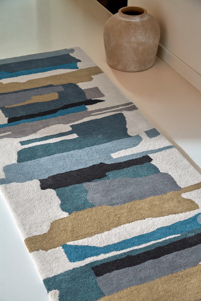 Tapis de couloir Harlequin Zeal Indigo ivoire aux coups de pinceau bleus et ocre, dans un intérieur