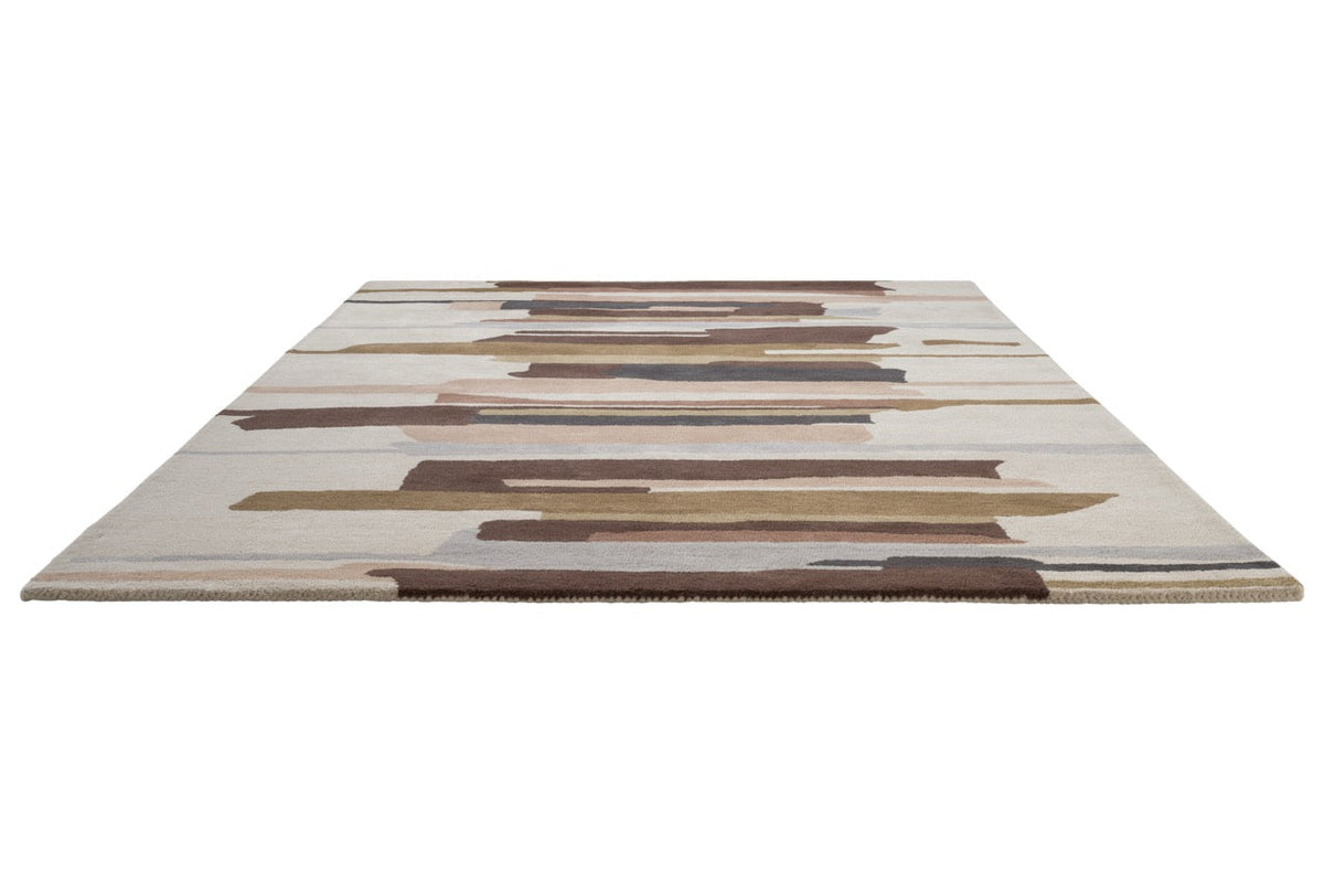 Tapis Harlequin Zeal Taupe ivoire aux coups de pinceau bruns et rose poudré, vue en perspective