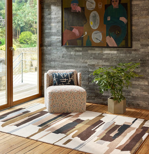 Tapis Harlequin Zeal Taupe ivoire aux coups de pinceau bruns et rose poudré, dans un intérieur